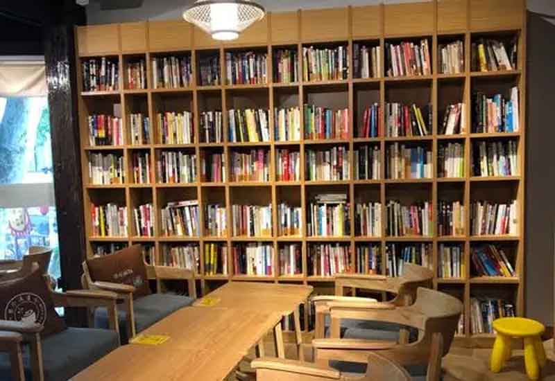 　　在快節(jié)奏的現(xiàn)代生活中，書店不僅是售賣書籍的場所，更是人們心靈棲息的港灣。對于鄭州的書店而言，如何通過裝修設(shè)計營造濃郁的書香氛圍，打造舒適宜人的閱讀區(qū)，成為吸引讀者、提升競爭力的關(guān)鍵。接下來，就從多個維度為你解析鄭州書店?duì)I造書香氛圍與舒適閱讀區(qū)的設(shè)計方案。  　　1、整體布局規(guī)劃：打造流暢閱讀動線  　　合理的整體布局是營造良好閱讀體驗(yàn)的基礎(chǔ)。鄭州書店在設(shè)計時，可采用開放式與半開放式相結(jié)合的布局。將暢銷書、熱門書籍放置在入口顯眼位置，吸引讀者目光;按照文學(xué)、社科、兒童等不同類別劃分書籍陳列區(qū)域，每個區(qū)域設(shè)置清晰的指示牌。同時，在各個區(qū)域間留出寬敞的通道，避免擁擠雜亂，形成流暢的閱讀動線。此外，可設(shè)置獨(dú)立的文創(chuàng)產(chǎn)品區(qū)、咖啡休閑區(qū)，與書籍陳列區(qū)相互呼應(yīng)，既豐富書店業(yè)態(tài)，又能引導(dǎo)讀者自然穿梭于不同空間，延長停留時間。  　　2、色彩與燈光設(shè)計：烘托靜謐書香氛圍  　　色彩和燈光對書店氛圍的營造起著至關(guān)重要的作用。在色彩選擇上，應(yīng)以沉穩(wěn)、寧靜的色調(diào)為主，墻面可選用米白色、淺灰色等淡雅色彩，搭配木質(zhì)書架的暖棕色，營造出溫馨而不失莊重的氛圍。燈光設(shè)計則需兼顧功能性與氛圍營造，采用柔和的暖光作為基礎(chǔ)照明，均勻照亮整個書店空間;在書架區(qū)域設(shè)置局部射燈，突出書籍陳列，方便讀者查找;閱讀區(qū)的燈光要更加柔和，可使用臺燈、落地?zé)舻?，避免?qiáng)光直射，為讀者打造靜謐舒適的閱讀環(huán)境，讓讀者沉浸在書香之中。  　　3、閱讀區(qū)細(xì)節(jié)設(shè)計：提升舒適閱讀體驗(yàn)  　　舒適的閱讀區(qū)是書店留住讀者的核心。閱讀區(qū)的座椅選擇至關(guān)重要，應(yīng)采用符合人體工程學(xué)的沙發(fā)、靠椅，搭配柔軟的坐墊和靠枕，確保讀者長時間閱讀不易產(chǎn)生疲勞感。閱讀桌椅的高度要合理搭配，桌面寬敞，方便讀者放置書籍和飲品。同時，在閱讀區(qū)設(shè)置充足的電源插座和 USB 接口，滿足讀者電子設(shè)備充電需求。此外，閱讀區(qū)的隔音設(shè)計也不容忽視，可采用吸音材料裝飾墻面和天花板，減少外界噪音干擾，為讀者提供安靜的閱讀空間。  　　4、文化元素融入：強(qiáng)化書店獨(dú)特氣質(zhì)  　　融入豐富的文化元素能讓書店更具辨識度和吸引力。鄭州有著深厚的歷史文化底蘊(yùn)，書店可將本地文化特色融入裝修設(shè)計中。例如，在墻面裝飾上展示鄭州的歷史建筑、文化名人等圖片或繪畫;設(shè)置本土文化書籍專區(qū)，陳列與鄭州相關(guān)的歷史、民俗、藝術(shù)等書籍;還可定期舉辦與鄭州文化相關(guān)的講座、讀書分享會等活動，讓書店成為傳播本土文化的平臺。此外，通過擺放藝術(shù)擺件、懸掛書法作品等方式，提升書店的文化品味，強(qiáng)化其獨(dú)特氣質(zhì)，讓讀者在閱讀之余，也能感受到文化的熏陶。  　　鄭州書店通過科學(xué)的整體布局規(guī)劃、巧妙的色彩燈光設(shè)計、貼心的閱讀區(qū)細(xì)節(jié)處理以及豐富的文化元素融入，能夠成功營造出濃厚的書香氛圍與舒適的閱讀區(qū)。這樣的設(shè)計不僅能滿足讀者對高品質(zhì)閱讀環(huán)境的需求，還能讓書店成為城市文化的重要載體，吸引更多讀者走進(jìn)書店，享受閱讀的樂趣，為鄭州的文化建設(shè)與發(fā)展貢獻(xiàn)力量。