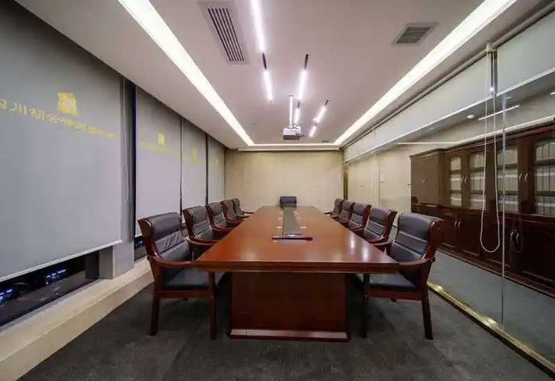 鄭州律師事務(wù)所裝修如何營造專業(yè)感？胡桃木+黃銅 