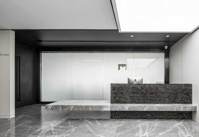 鄭州辦公室裝修施工報價人工費用：工種（電工/瓦工）單價與工期關(guān)聯(lián)